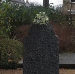 Zusjes Rehorst Bloemen op juiste graf Dec 2018.jpg